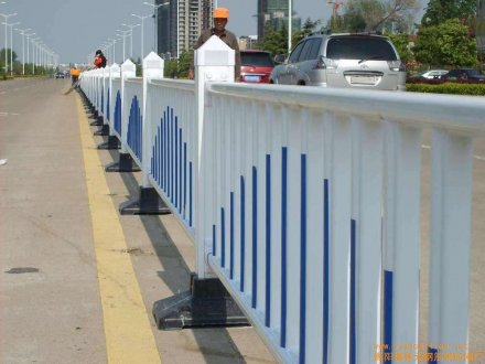 道路護欄怎么賣的？多少錢？
